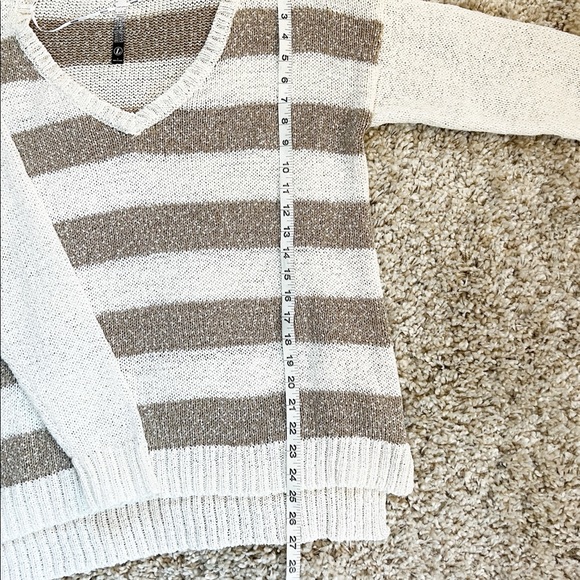 Kensie Striped Sweater Size Large - Picture 5 of 6